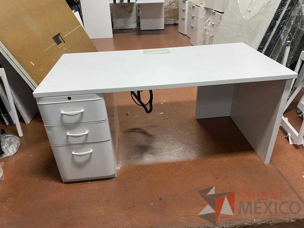Lote 004 - Escritorio con archivero de pedestal de 3 cajones y cubierta color blanco