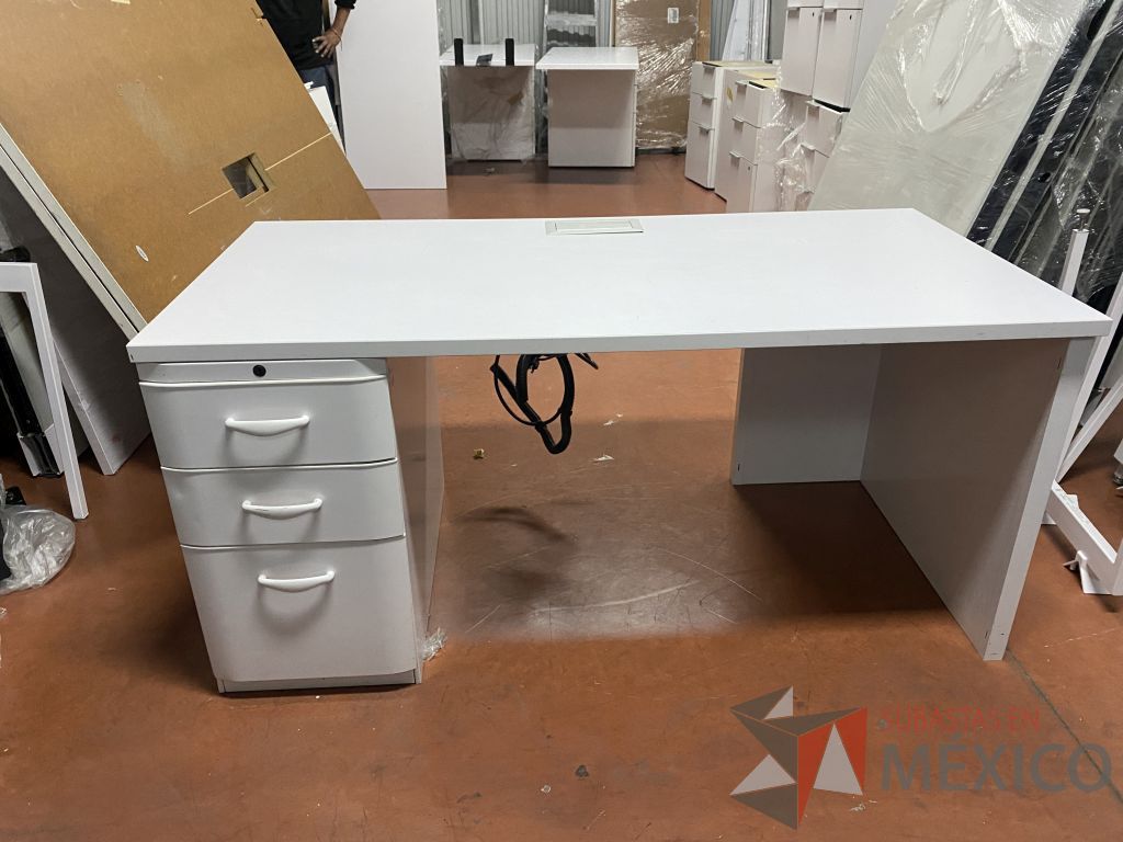 Lote 004 - Escritorio con archivero de pedestal de 3 cajones y cubierta color blanco - Imagen 4