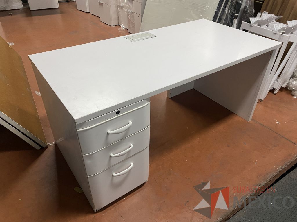 Lote 004 - Escritorio con archivero de pedestal de 3 cajones y cubierta color blanco - Imagen 5
