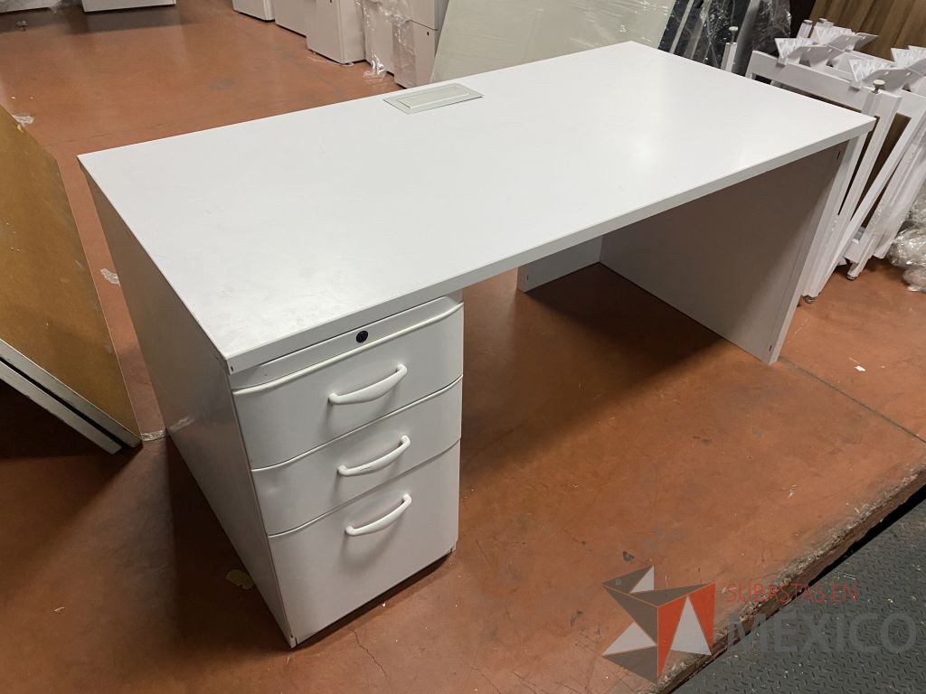 Lote 004 - Escritorio con archivero de pedestal de 3 cajones y cubierta color blanco - Imagen 6