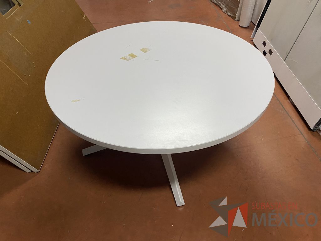 Lote 019 - Mesa de apoyo circular con base metálica y cubierta circular color blanco - Imagen 6