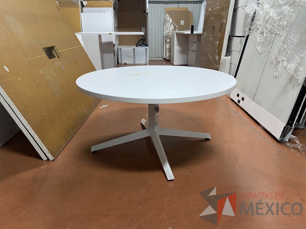 Lote 019 - Mesa de apoyo circular con base metálica y cubierta circular color blanco
