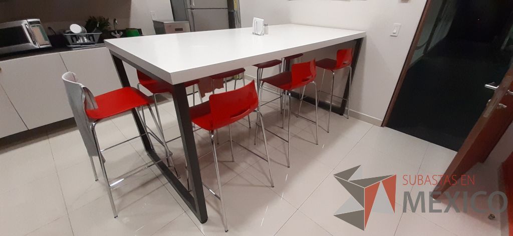 Lote 023 - Mesa alta con base metálica y cubierta color blanco - Imagen 4