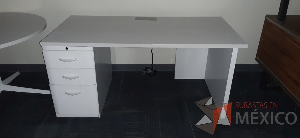 Lote 004 - Escritorio con archivero de pedestal de 3 cajones y cubierta color blanco - Imagen 3