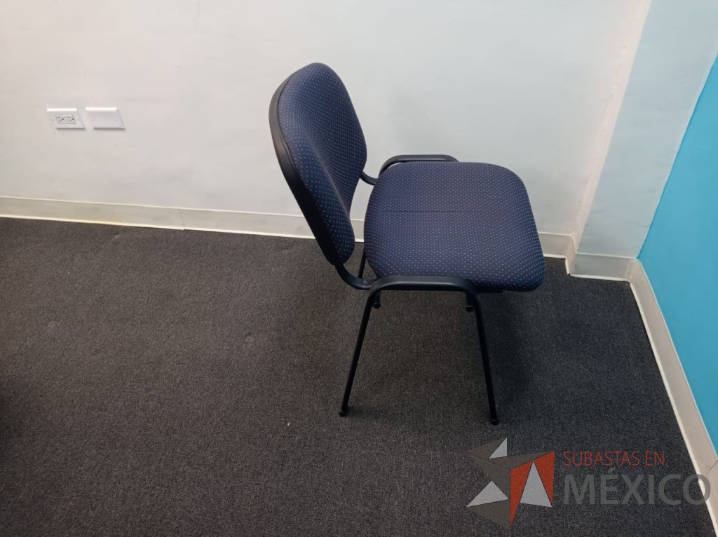 Lote 020 - Silla de visita con 4 patas metálicas, asiento y respaldo en tela color azul - Imagen 4