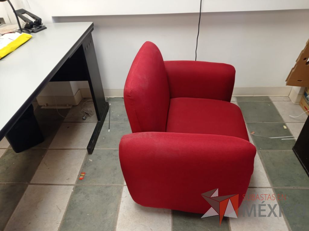 Lote 025 - Sillón de 1 plaza con descansa brazos, asiento y respaldo en tela color rojo - Imagen 5