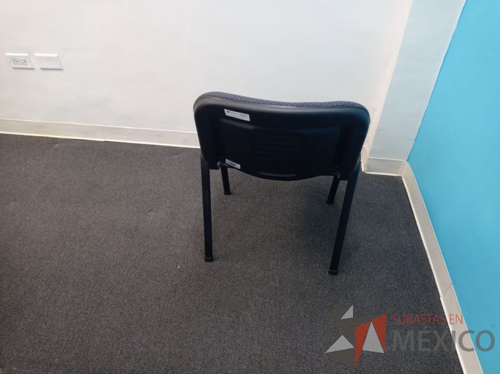 Lote 020 - Silla de visita con 4 patas metálicas, asiento y respaldo en tela color azul - Imagen 3