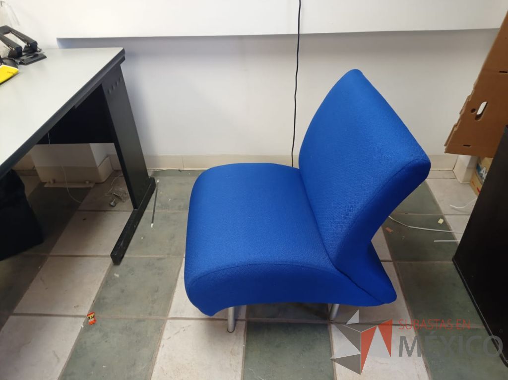 Lote 026 - Sillón de 1 plaza con 4 patas metálicas, asiento y respaldo color azul - Imagen 4