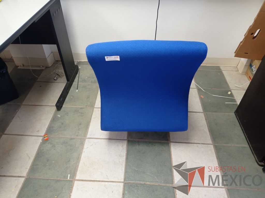 Lote 026 - Sillón de 1 plaza con 4 patas metálicas, asiento y respaldo color azul - Imagen 3