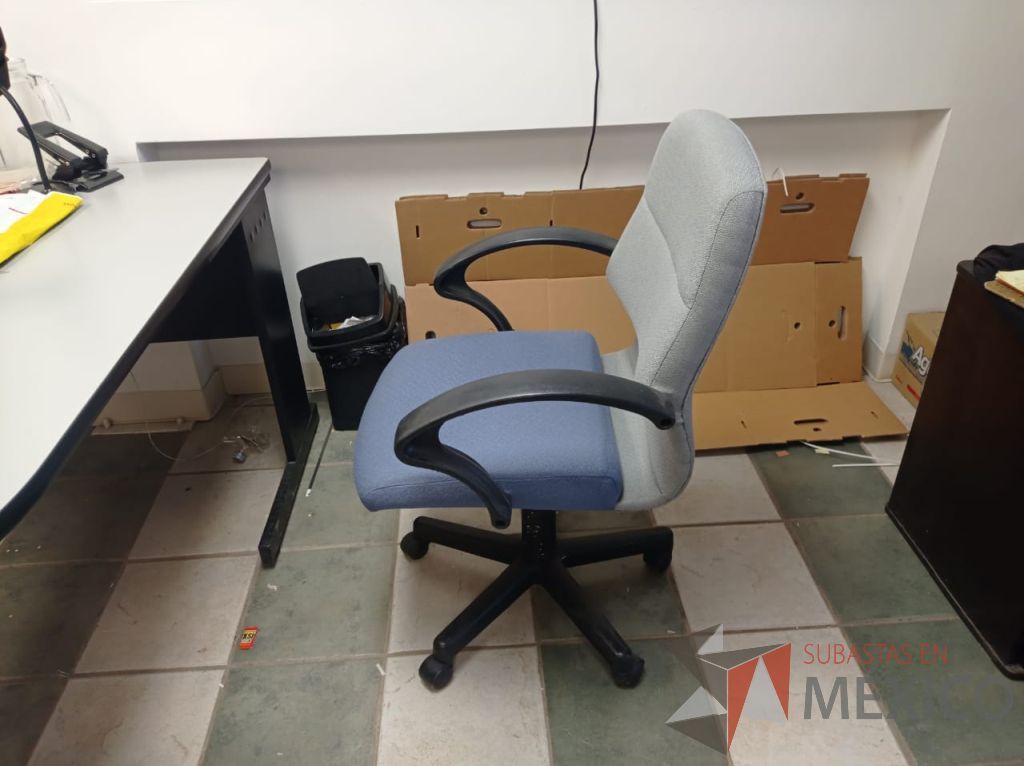 Lote 024 - Silla operativa con ruedas, descansabrazos, asiento color azul y respaldo color gris - Imagen 5
