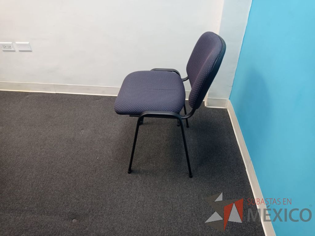 Lote 020 - Silla de visita con 4 patas metálicas, asiento y respaldo en tela color azul - Imagen 2