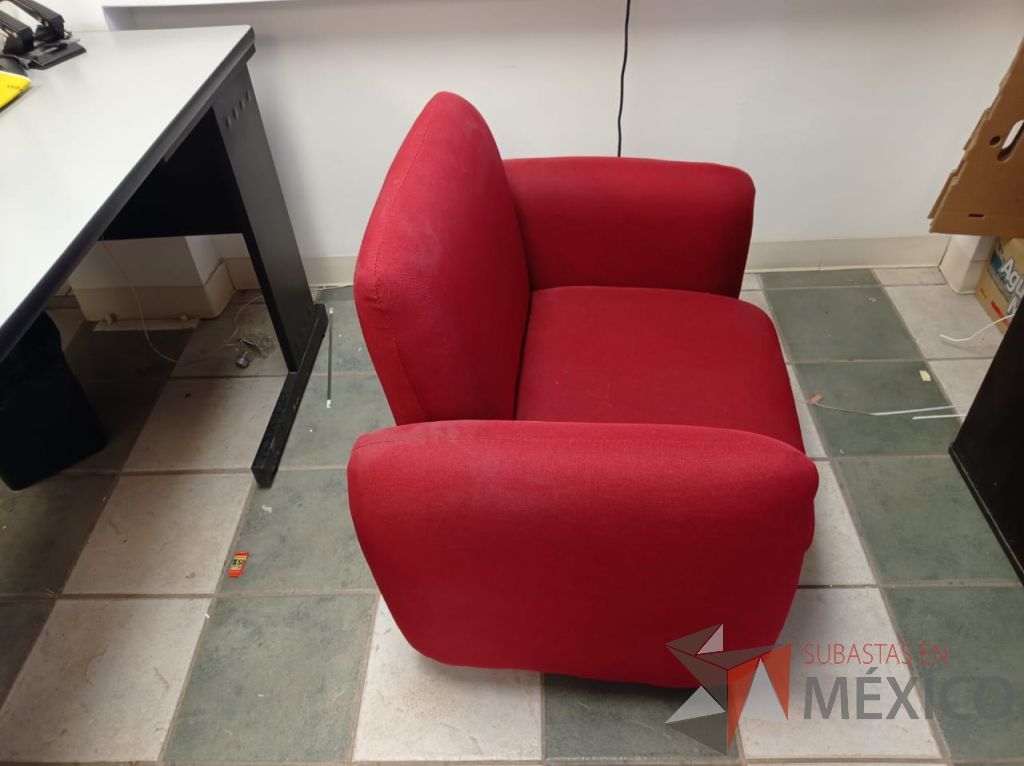 Lote 025 - Sillón de 1 plaza con descansa brazos, asiento y respaldo en tela color rojo - Imagen 7