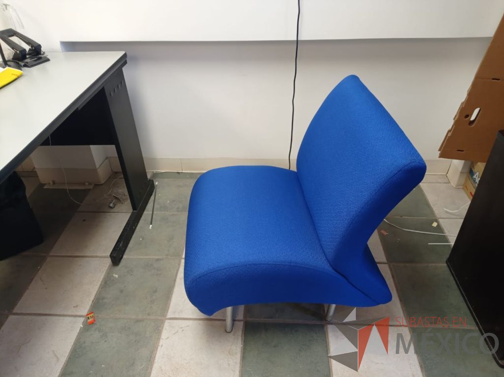 Lote 026 - Sillón de 1 plaza con 4 patas metálicas, asiento y respaldo color azul - Imagen 2