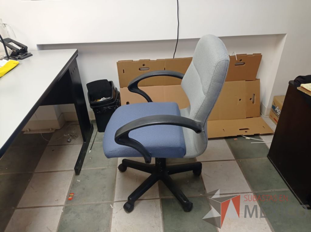Lote 024 - Silla operativa con ruedas, descansabrazos, asiento color azul y respaldo color gris - Imagen 3