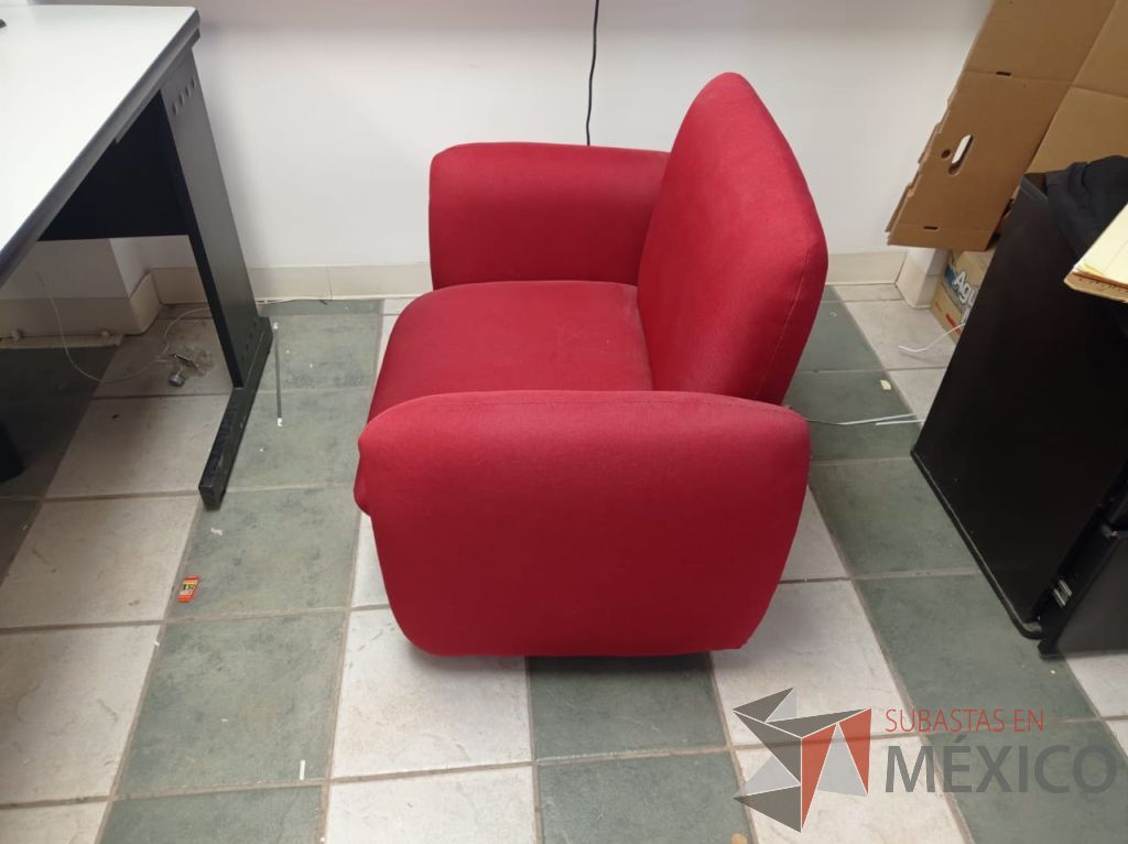 Lote 025 - Sillón de 1 plaza con descansa brazos, asiento y respaldo en tela color rojo - Imagen 2