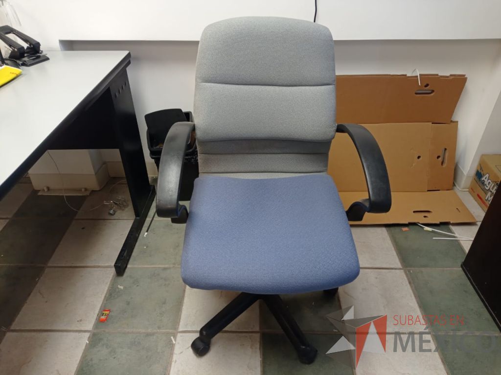 Lote 024 - Silla operativa con ruedas, descansabrazos, asiento color azul y respaldo color gris