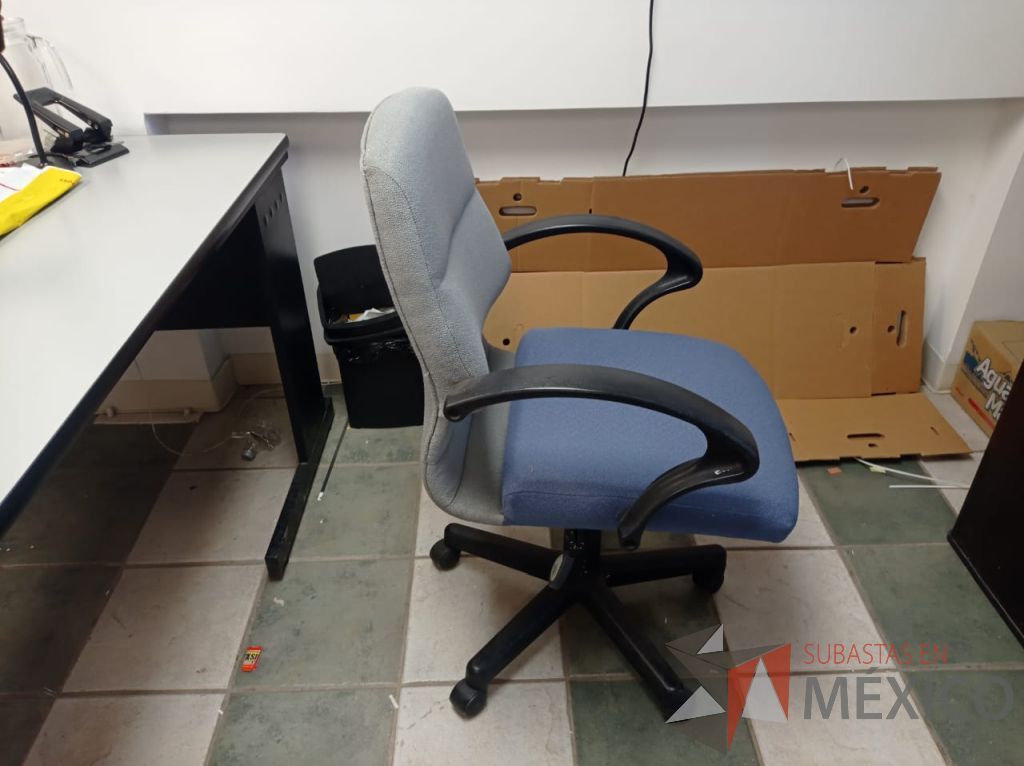 Lote 024 - Silla operativa con ruedas, descansabrazos, asiento color azul y respaldo color gris - Imagen 4