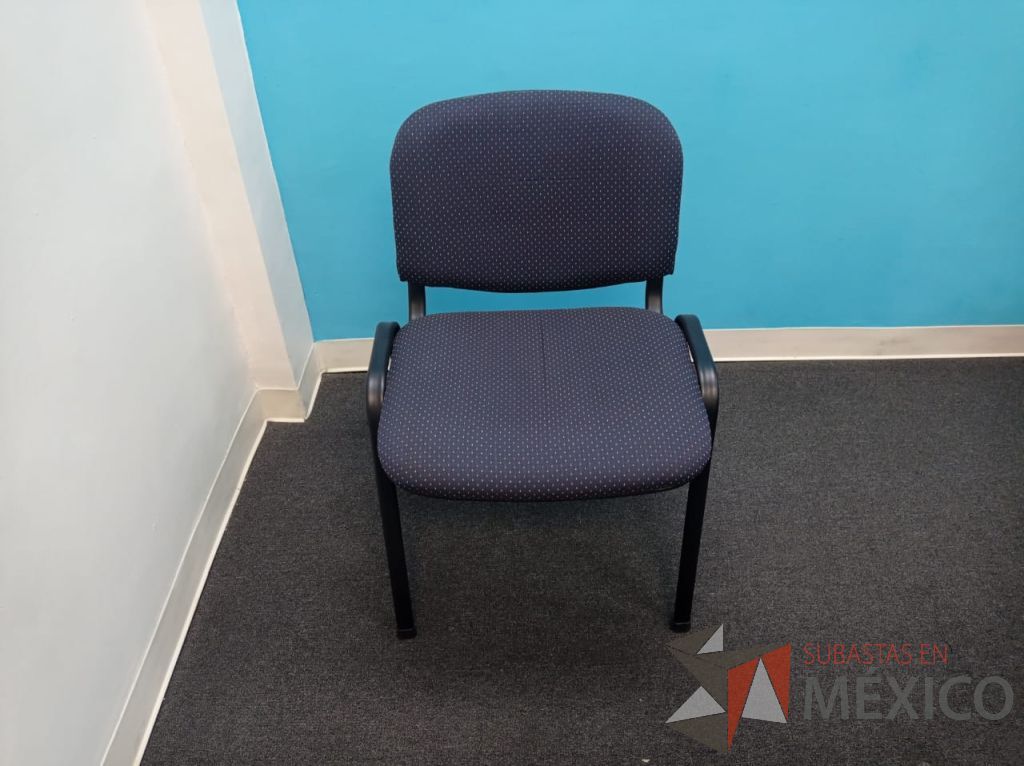 Lote 020 - Silla de visita con 4 patas metálicas, asiento y respaldo en tela color azul