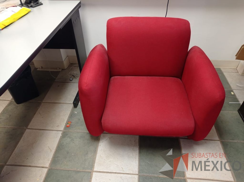 Lote 025 - Sillón de 1 plaza con descansa brazos, asiento y respaldo en tela color rojo - Imagen 6