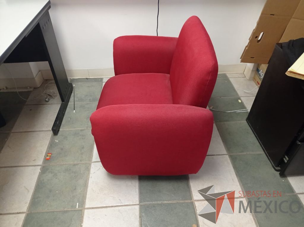 Lote 025 - Sillón de 1 plaza con descansa brazos, asiento y respaldo en tela color rojo - Imagen 3