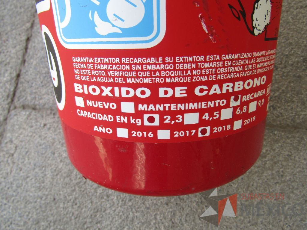Lote 005 - 2 Extintores de 2.3 con bote porta extintor color gris y Extrintor de 4.5 - Imagen 3