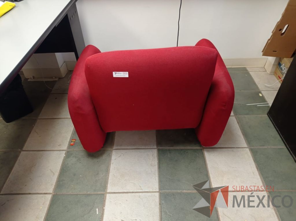 Lote 025 - Sillón de 1 plaza con descansa brazos, asiento y respaldo en tela color rojo - Imagen 4