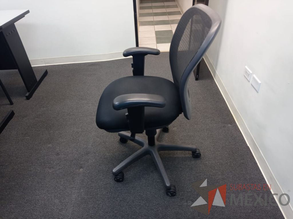Lote 021 - Silla operativa con ruedas, descansabrazos, asiento en tela y respaldo en malla color negro - Imagen 2