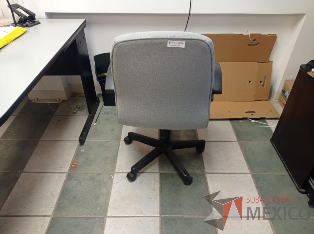 Lote 024 - Silla operativa con ruedas, descansabrazos, asiento color azul y respaldo color gris - Imagen 2