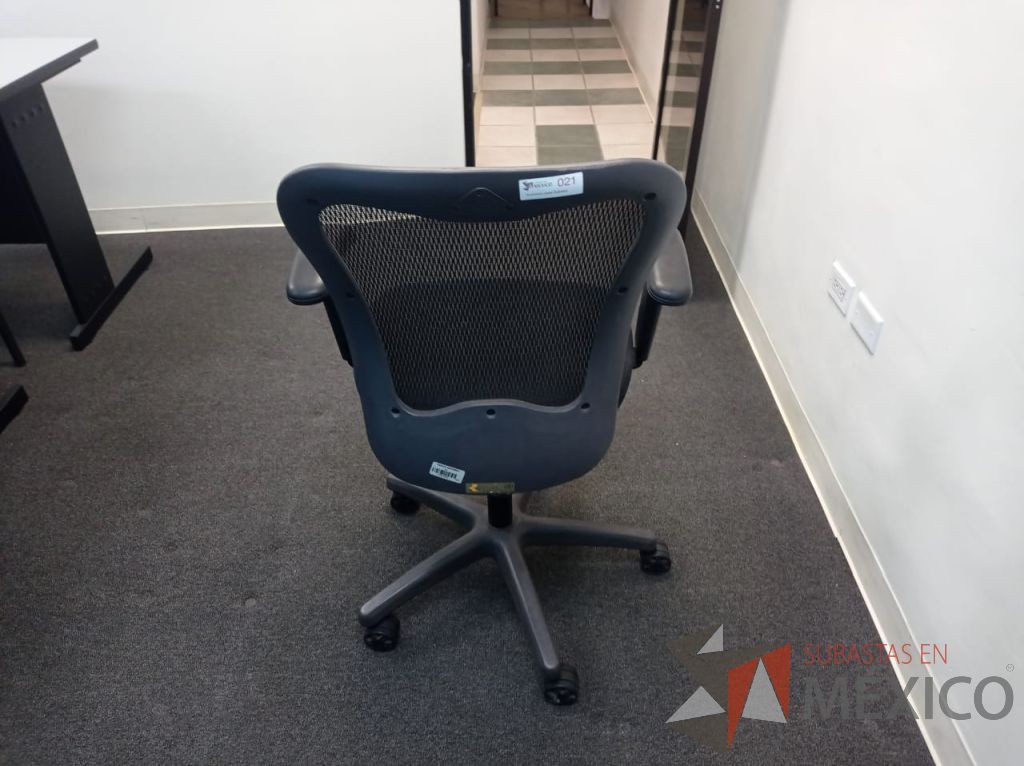Lote 021 - Silla operativa con ruedas, descansabrazos, asiento en tela y respaldo en malla color negro - Imagen 3