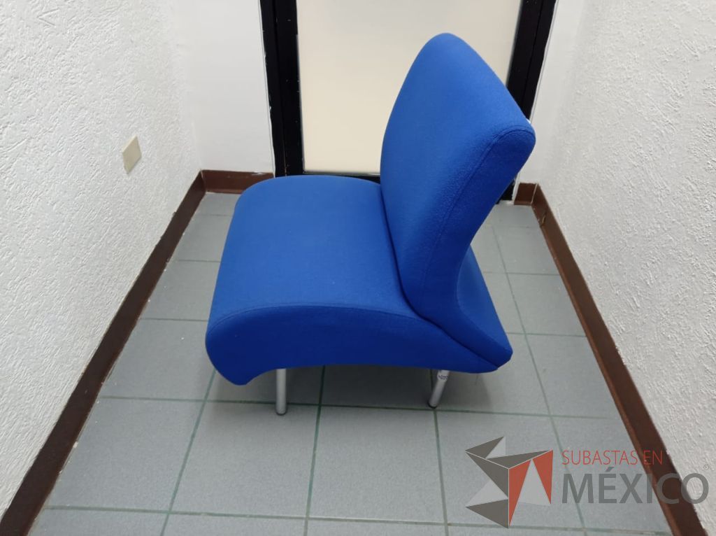 Lote 008 - Sillón de 1 plaza con 4 patas metálicas, asiento y respaldo color azul - Imagen 2