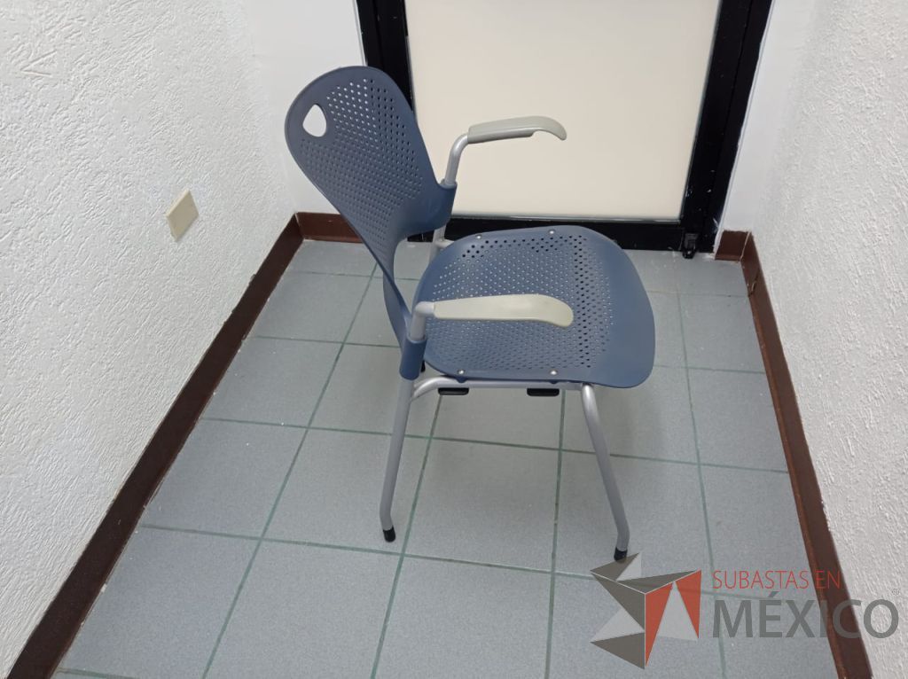 Lote 006 - Silla de visita con 4 patas metálicas, asiento y respaldo color azul marino - Imagen 2