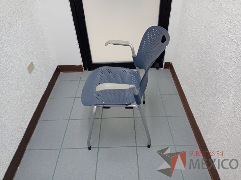 Lote 006 - Silla de visita con 4 patas metálicas, asiento y respaldo color azul marino - Imagen 3
