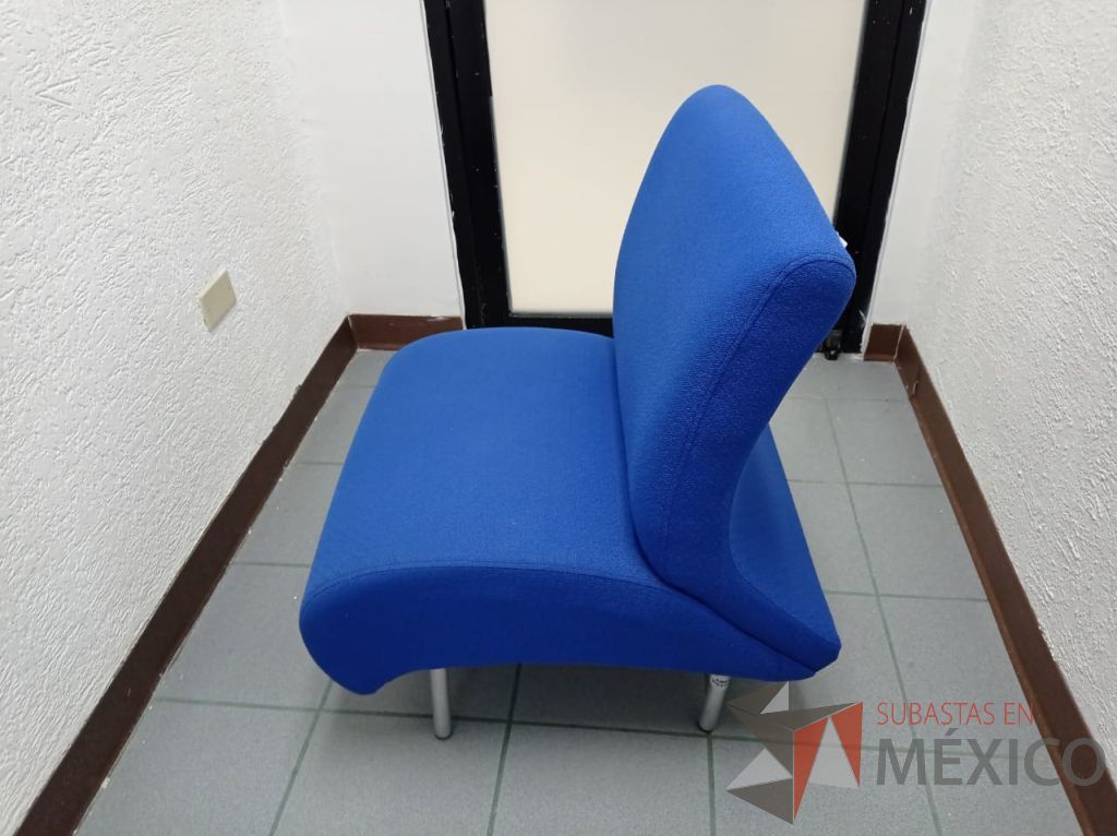 Lote 008 - Sillón de 1 plaza con 4 patas metálicas, asiento y respaldo color azul - Imagen 3