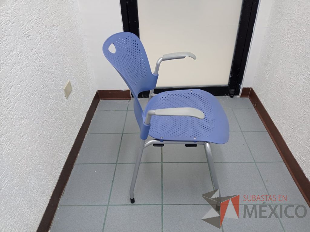 Lote 043 - Silla de visita con 4 patas metálicas, asiento y respaldo color azul claro - Imagen 2