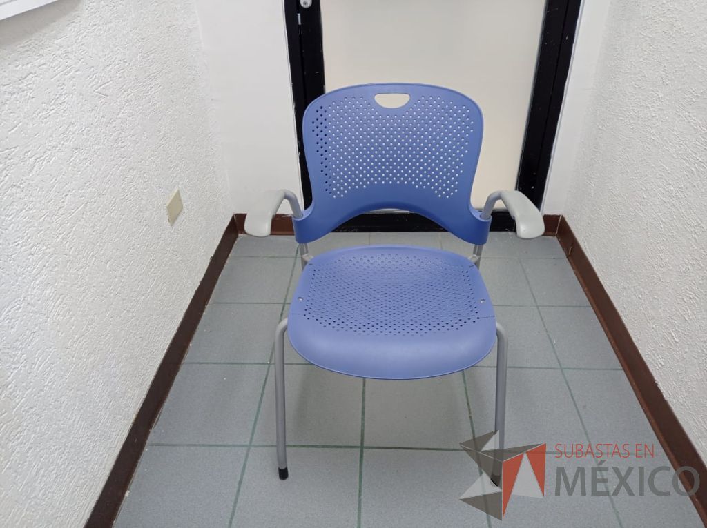 Lote 043 - Silla de visita con 4 patas metálicas, asiento y respaldo color azul claro