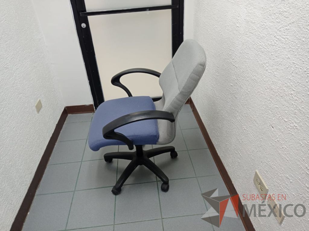 Lote 010 - Silla operativa con ruedas, descansabrazos, asiento color azul y respaldo color gris - Imagen 2