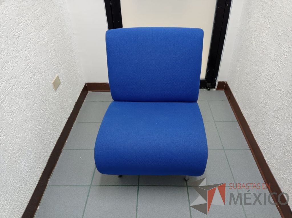 Lote 008 - Sillón de 1 plaza con 4 patas metálicas, asiento y respaldo color azul
