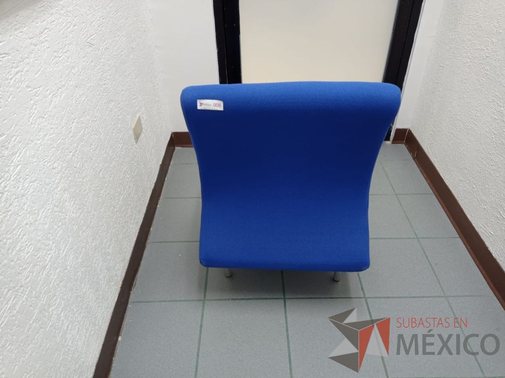 Lote 008 - Sillón de 1 plaza con 4 patas metálicas, asiento y respaldo color azul - Imagen 4