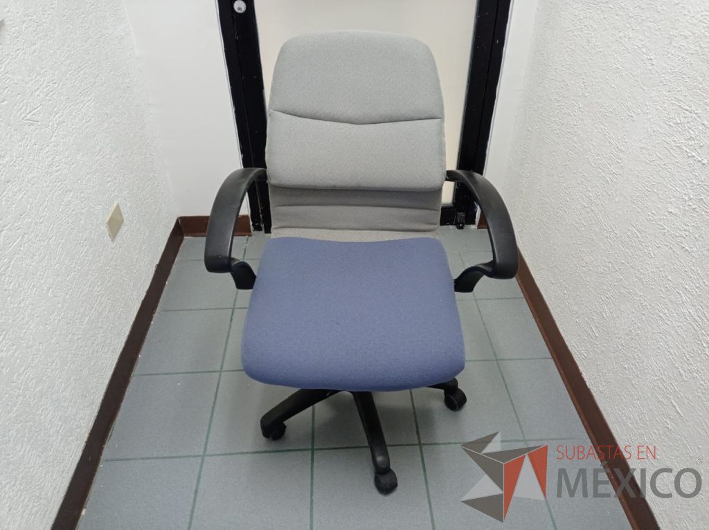 Lote 010 - Silla operativa con ruedas, descansabrazos, asiento color azul y respaldo color gris - Imagen 3