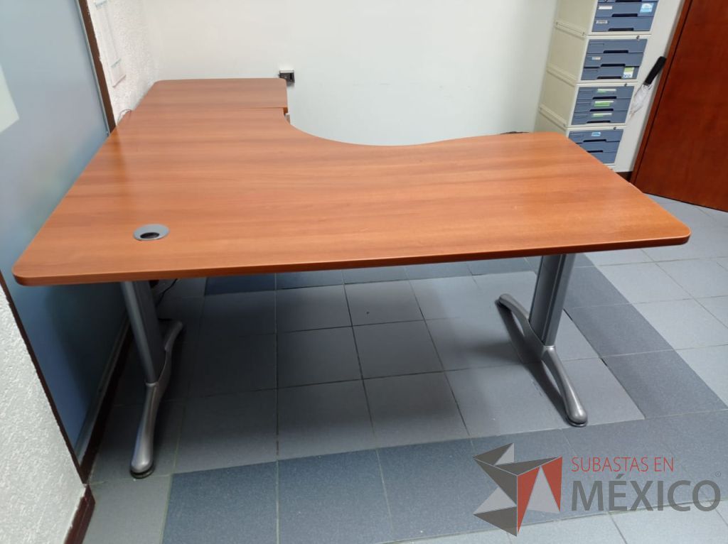Lote 013 - Escritorio en escuadra con archivero de pedestal de 3 cajones y orificio para conexiones