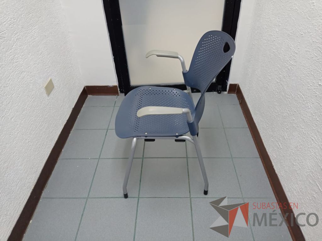 Lote 006 - Silla de visita con 4 patas metálicas, asiento y respaldo color azul marino - Imagen 4