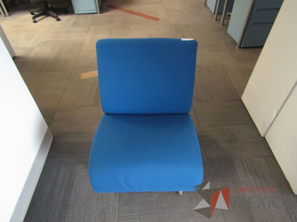 Lote 002 - Sillón de 1 plaza en tela color azul con 4 patas métalicas