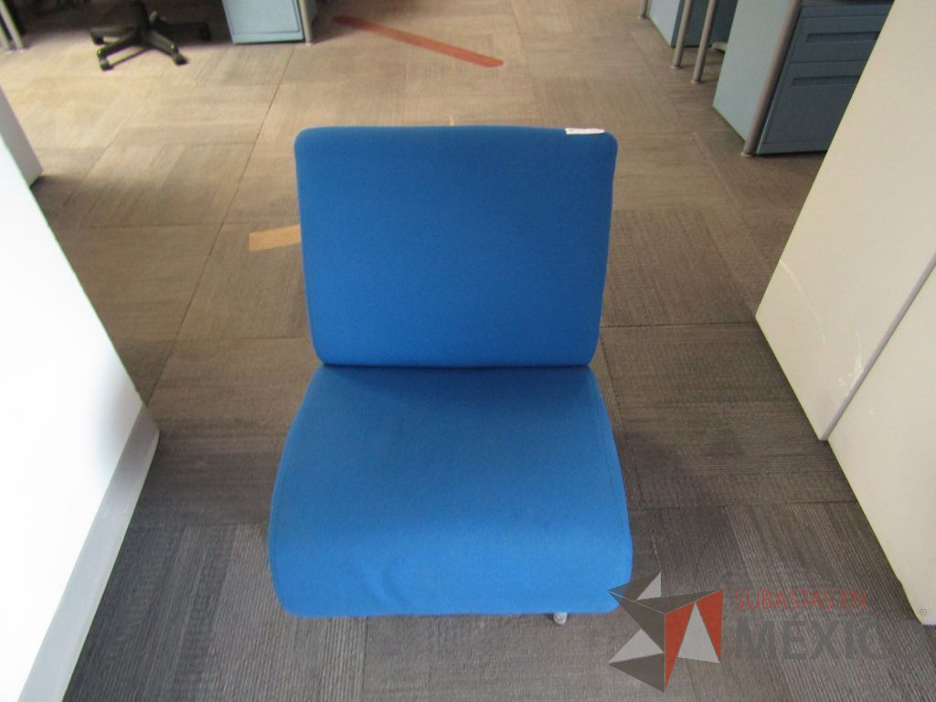 Lote 002 - Sillón de 1 plaza en tela color azul con 4 patas métalicas - Imagen 2