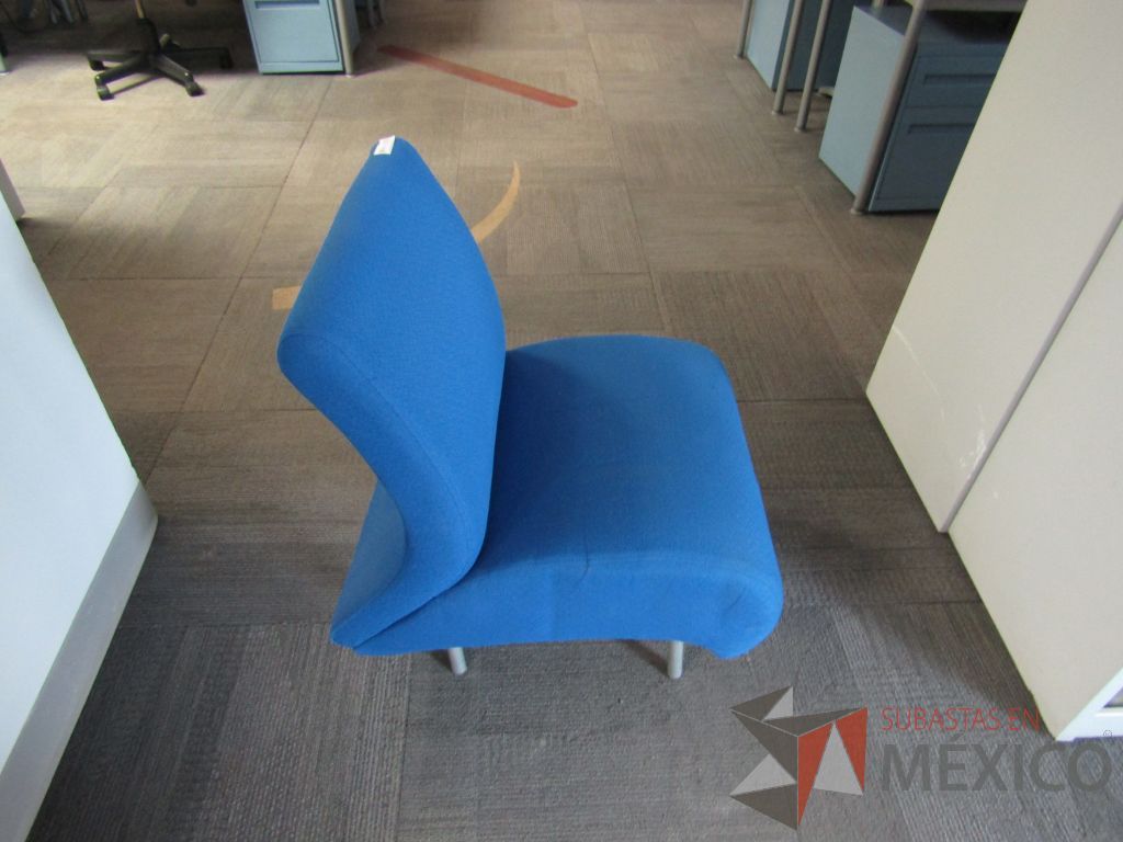 Lote 002 - Sillón de 1 plaza en tela color azul con 4 patas métalicas - Imagen 3