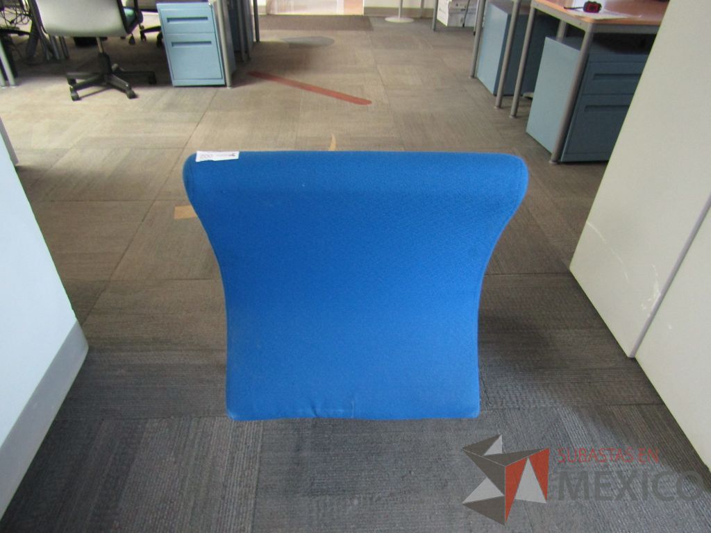Lote 002 - Sillón de 1 plaza en tela color azul con 4 patas métalicas - Imagen 4