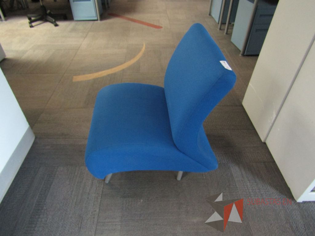 Lote 002 - Sillón de 1 plaza en tela color azul con 4 patas métalicas - Imagen 5