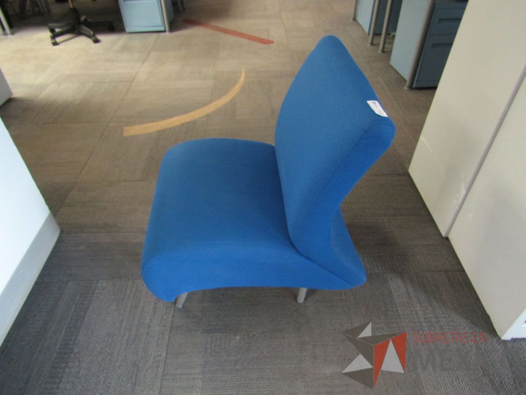 Lote 002 - Sillón de 1 plaza en tela color azul con 4 patas métalicas - Imagen 6
