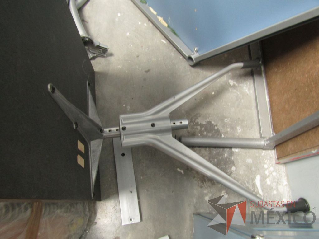 Lote 005 - Lote de 18 cubiertas de madera de diferentes modelos y patas métalicas con ruedas y sin ruedas - Imagen 3