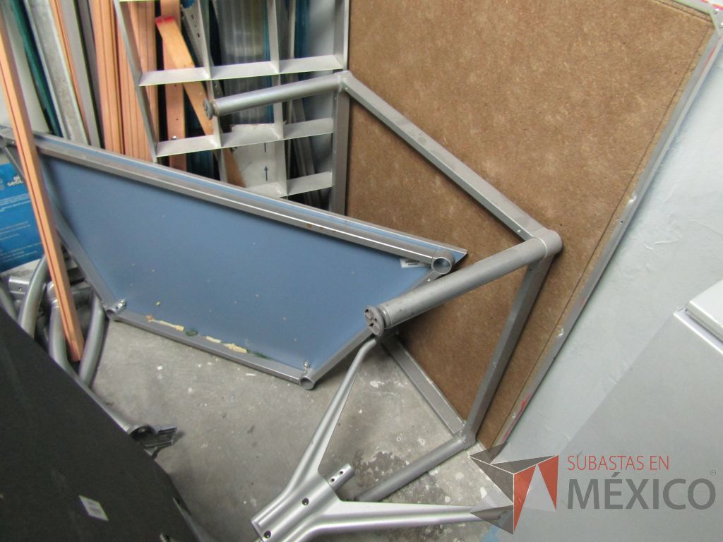 Lote 005 - Lote de 18 cubiertas de madera de diferentes modelos y patas métalicas con ruedas y sin ruedas - Imagen 5