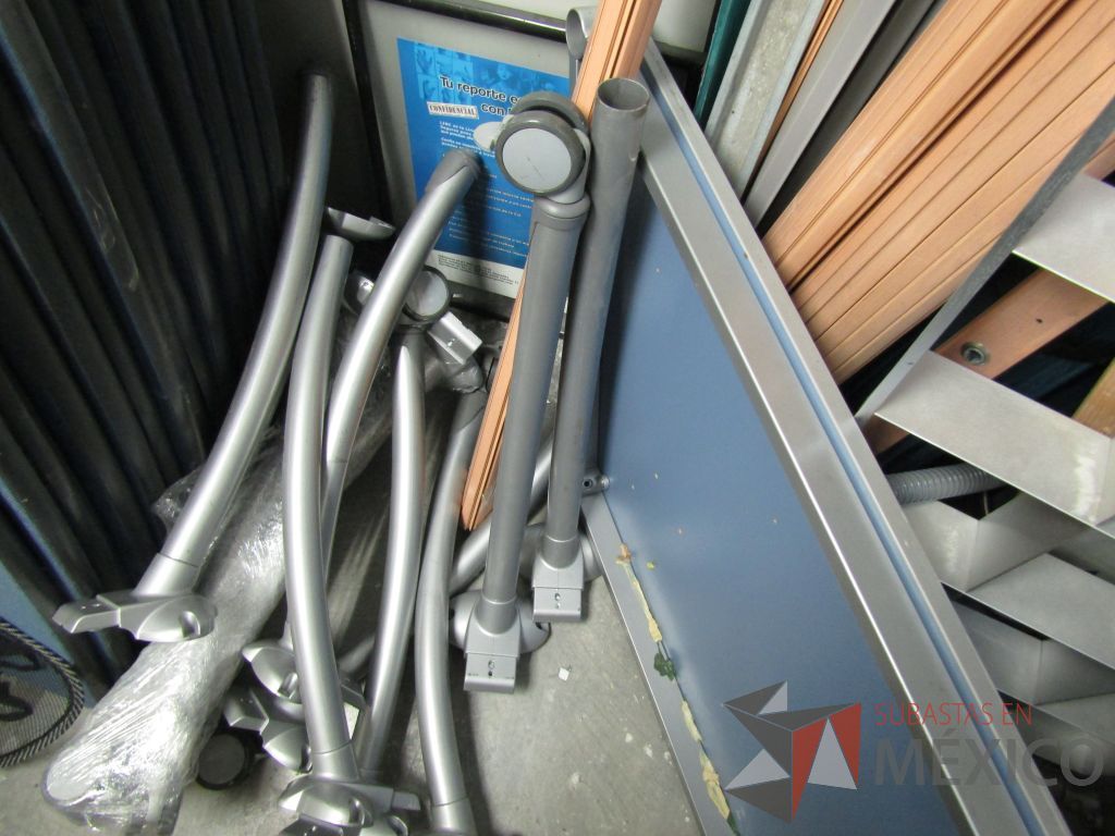Lote 005 - Lote de 18 cubiertas de madera de diferentes modelos y patas métalicas con ruedas y sin ruedas